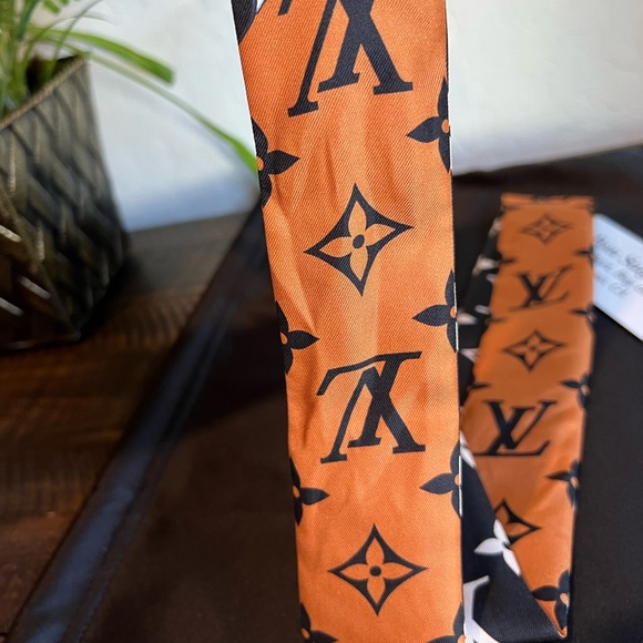 ❌SOLD❌ Silk Monogram LV Crafty Bi Color BB Bandeau Caramel Black - Picture 3 of 10